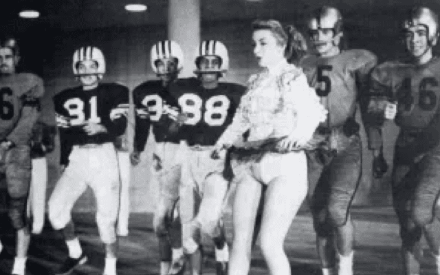 Evangelina Elizondo es la jefa de porristas