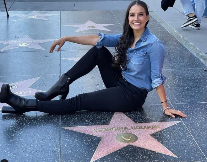 Gina Holguín “recibe” estrella en Hollywood por ‘La toalla del mojado’
