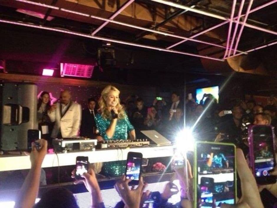 Paris Hilton tocando en una fiesta en polanco