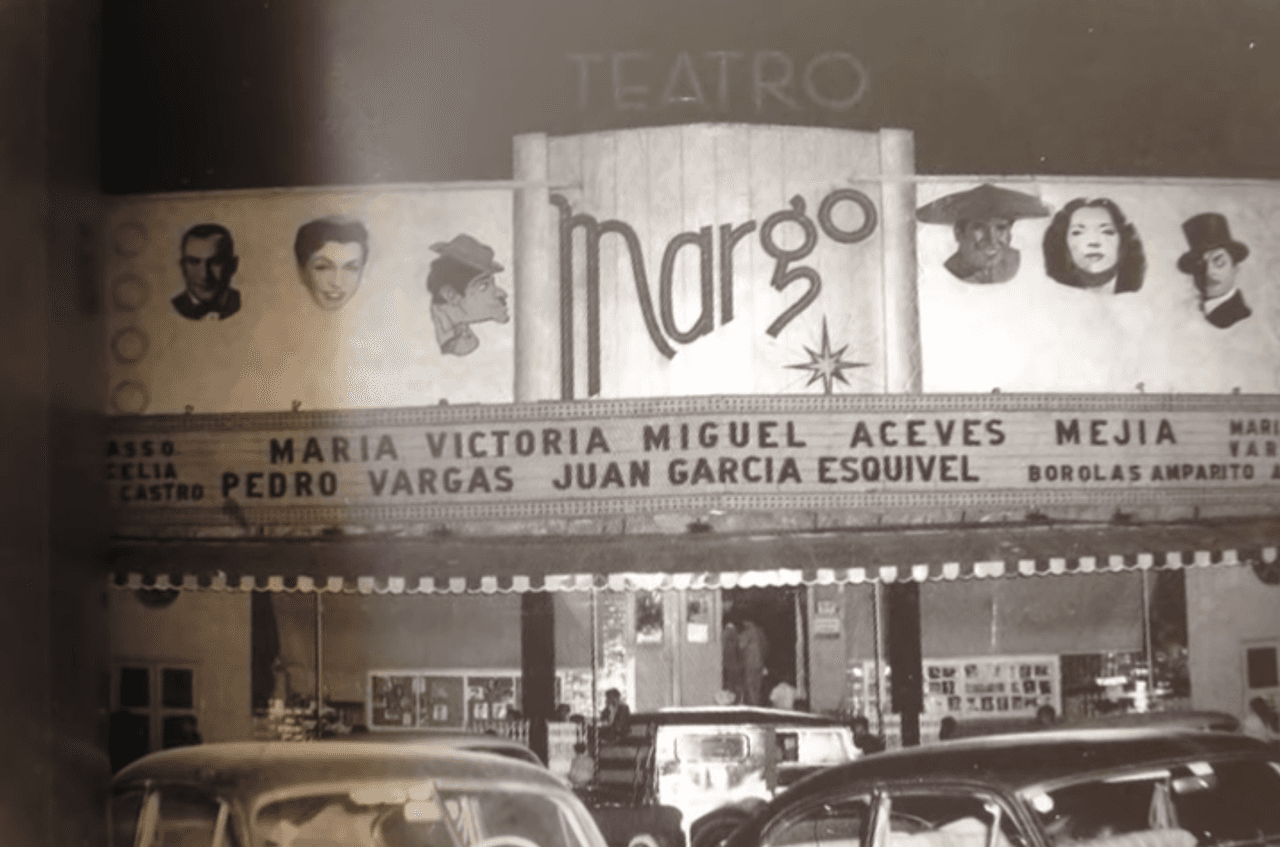 Finalmente, en 1949, después de muchos años de lucha, María Victoria deja las carpas y debuta en el teatro Margo, despuntando entre el público sofisticado de la Ciudad de México.