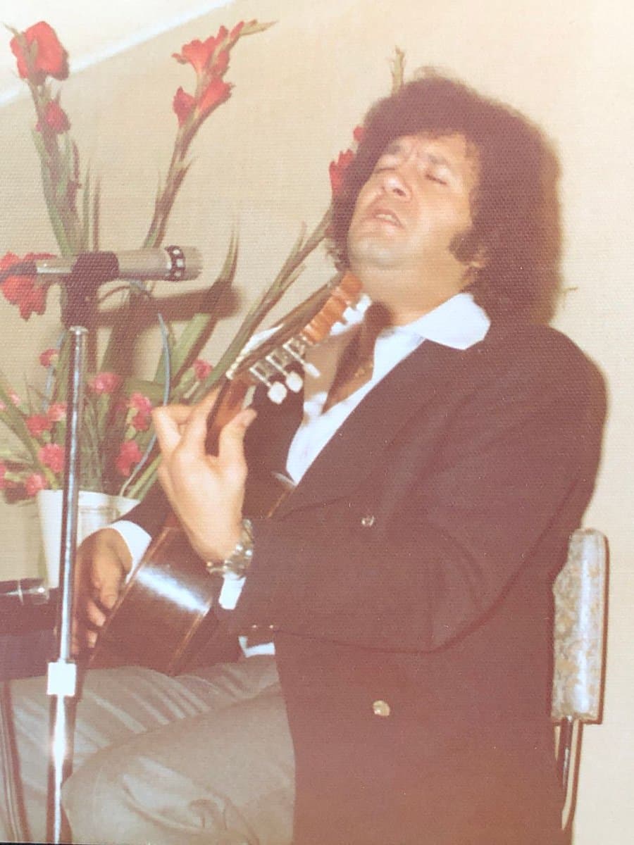 En sus inicios aparecía solo con una guitarra, y contaba chistes y tocaba canciones.