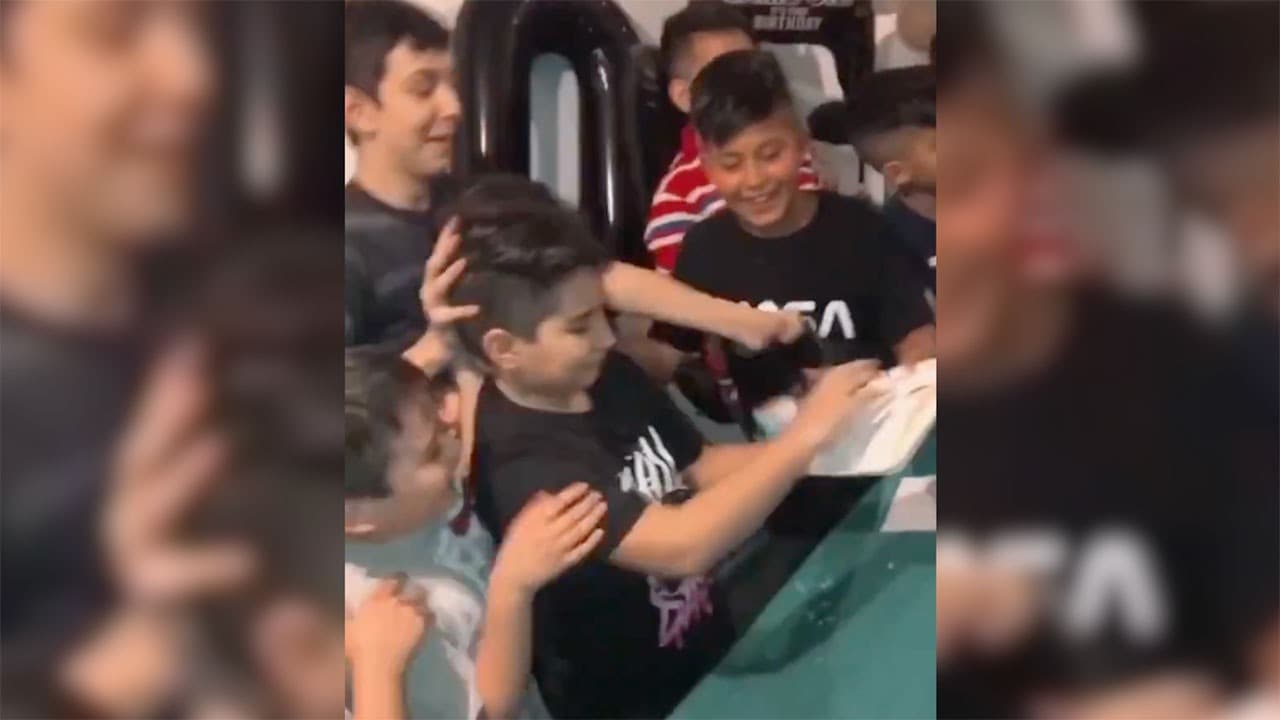 Niño hace broma en su propia mordida de pastel y sale mal