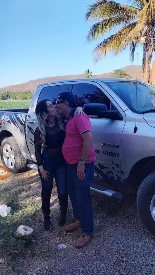 Sammy con novia y camioneta.