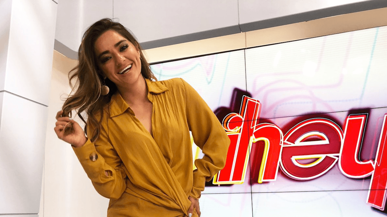 Violeta Moreno conduciendo noticias