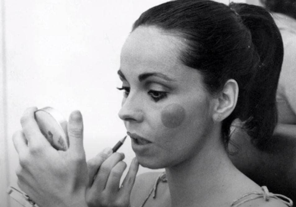 Macaria preparándose en una obra de teatro.