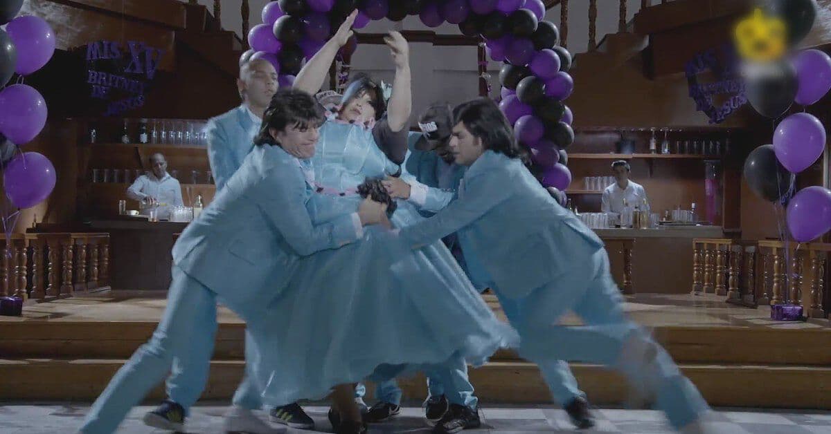 Vítor y Albertano se vuelven chambelanes y no pueden cargar a la quinceañera