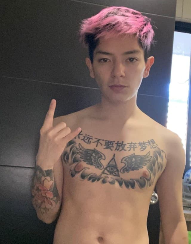 También ha usado sus redes sociales para presumir sus tatuajes.