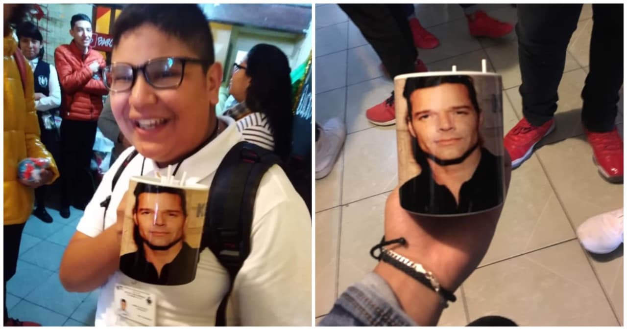 Niño con una taza de Ricky Martin.