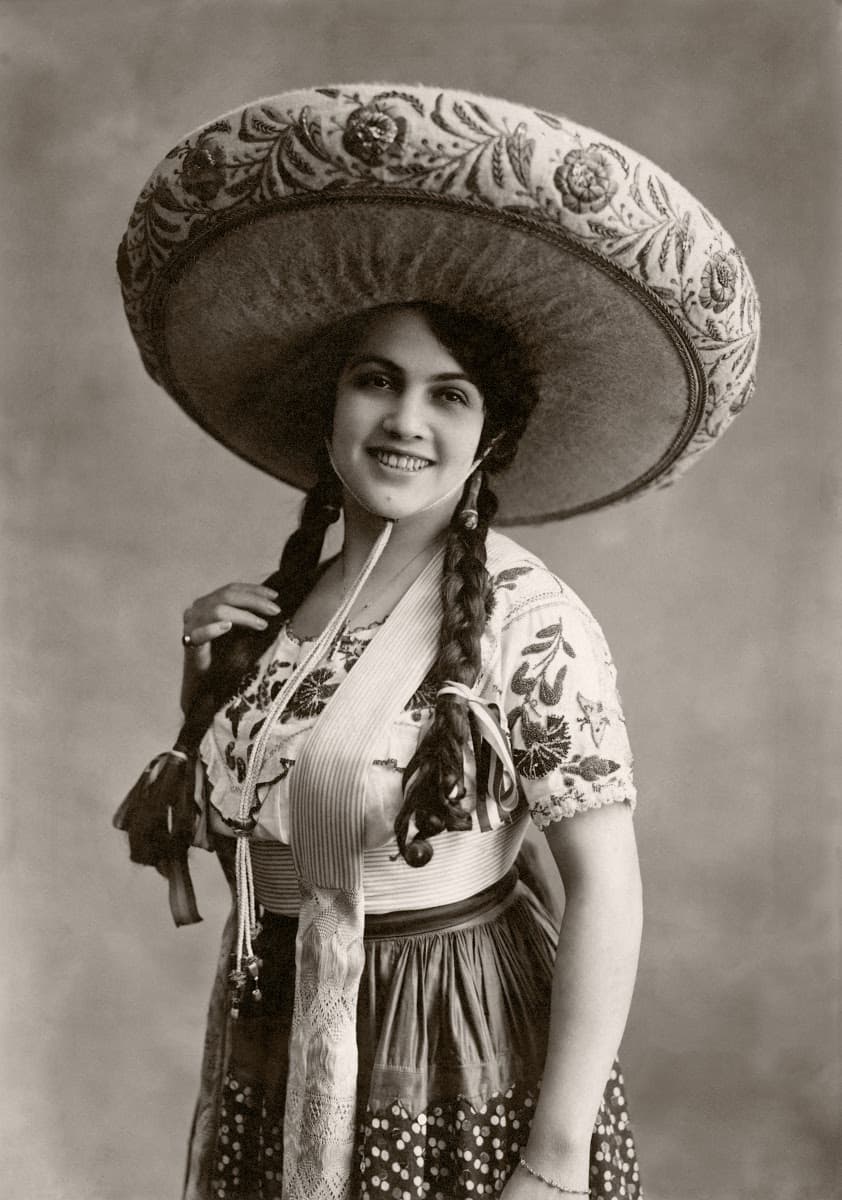 Lupe Rivas Cacho fue la iniciadora de la sátira política en el teatro de revista en 1910. Sus personajes eran mujeres borrachas e indigentes que decían las verdades de los políticos de la época. En la era del cine sonoro participó con pequeños papeles.