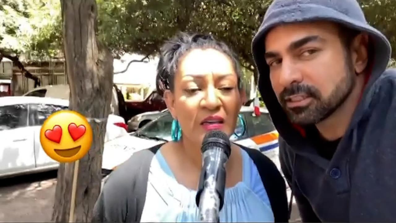 Albertano se pone a cantar una cumbia con una señora en la calle