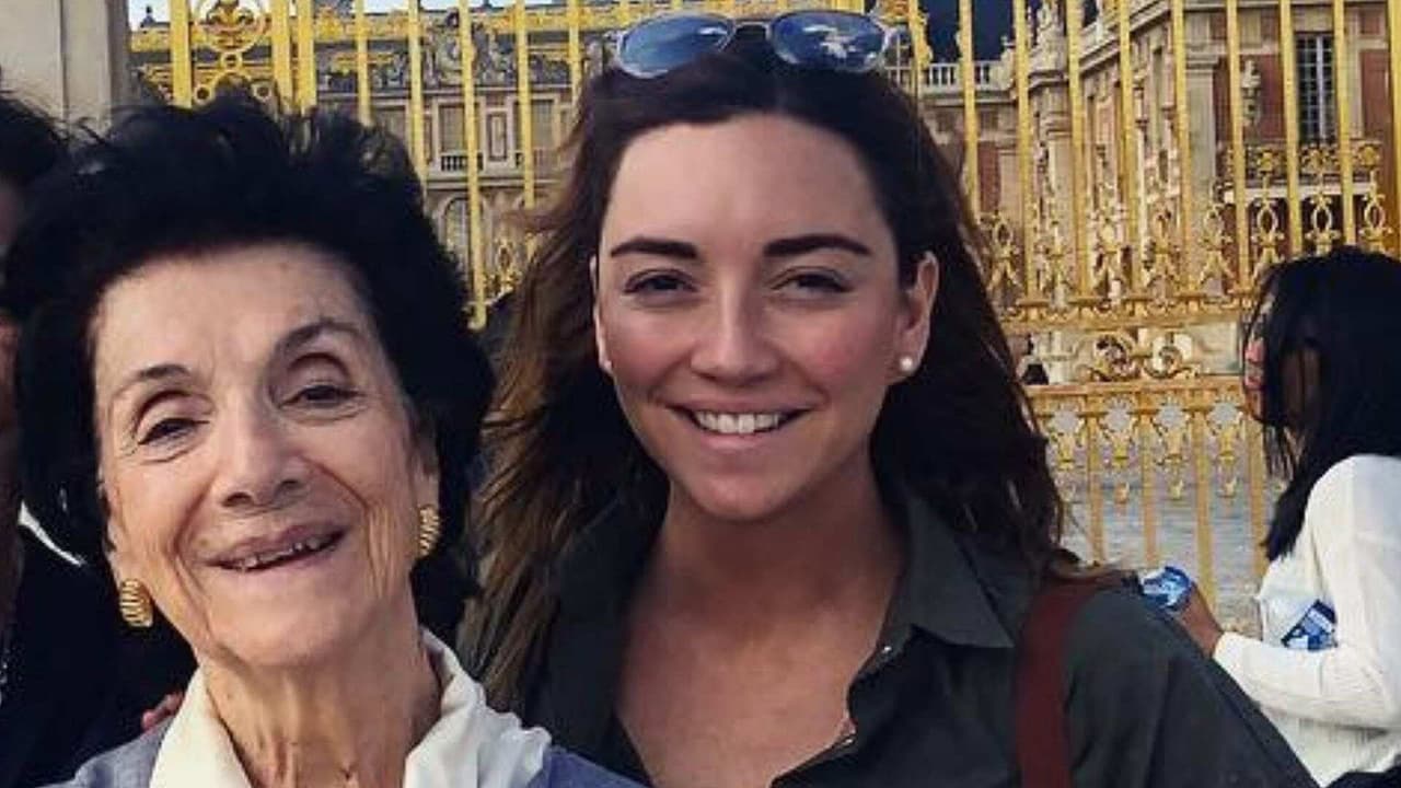 Regina Blandón y su abuelita se divierten bailando en fiesta familiar