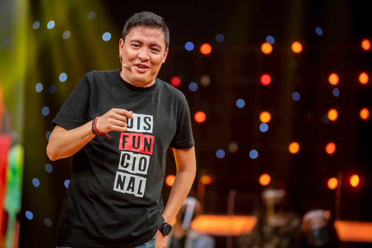 Por último, no es personaje, sino el mismo en 'Me Caigo de Risa', el éxito de Canal 5 donde Hernández es conocido como "El Rey del Barrio" y lo demuestra a cada rato sacando que el albur, que el doble sentido, que la frase ñera, la pura guasa con este vato. Esta producción tuvo un especial de Rebelde, pero nosotros también lo recordamos por salir en 'Clase 406'. ¿Qué otro papel recuerdas así de él?