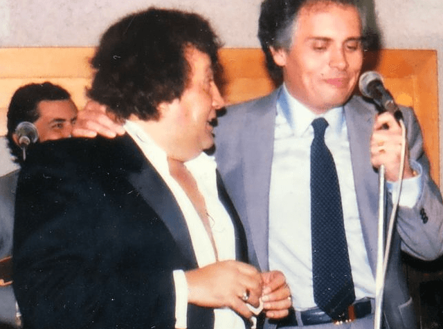 Con Raúl Vale, uno de sus grandes amigos en el medio. Su estilo incluía chistes sencillos, pero muy detallados, sobre lo que él mismo o alguien cercano a él había experimentado.