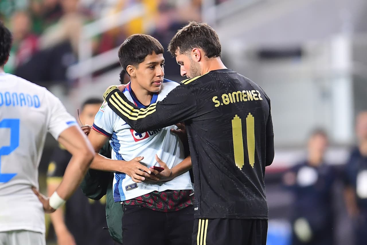 Aficionado invade la cancha y sucede lo impensable con Santi