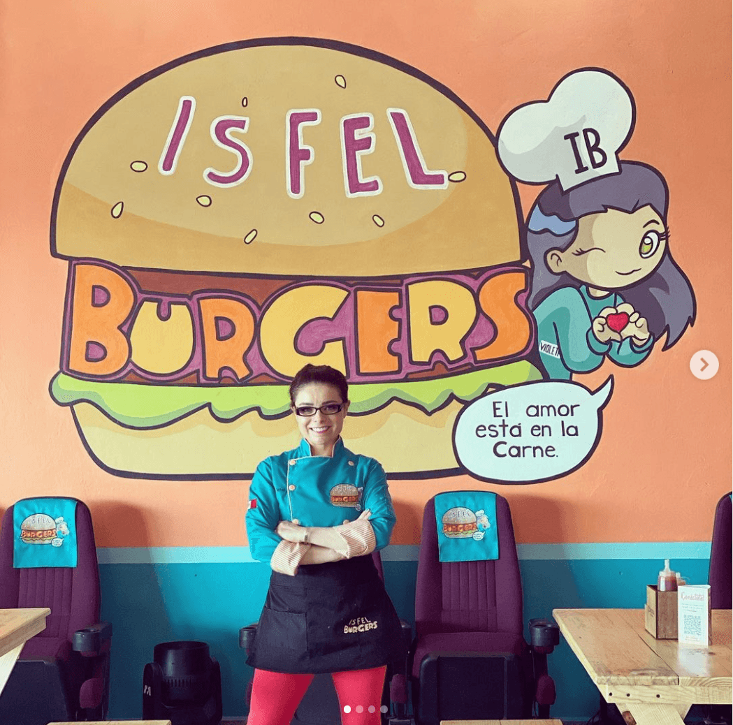 violeta isfel vendiendo hamburguesas