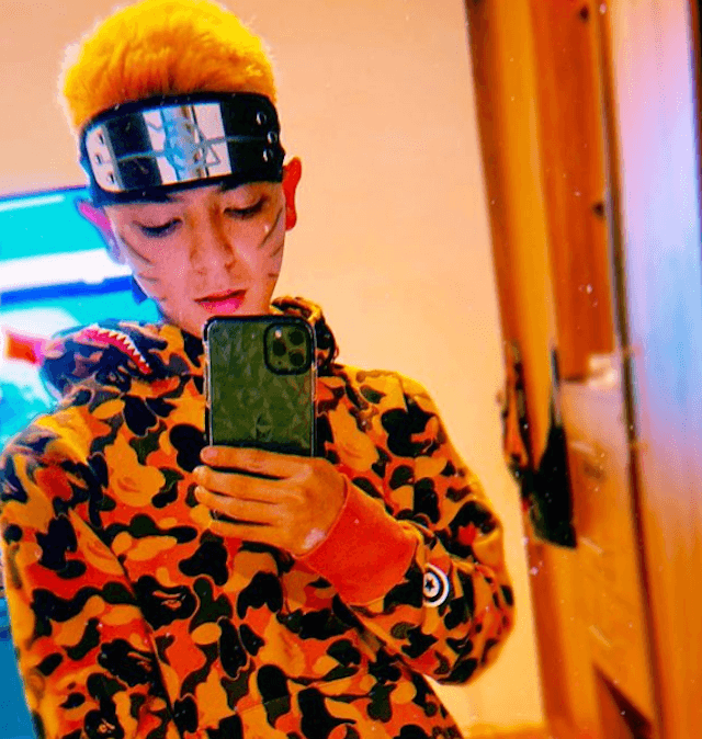 En sus redes sociales suele jugar con su ascendencia asiática, aquí aparece disfrazado de Naruto
