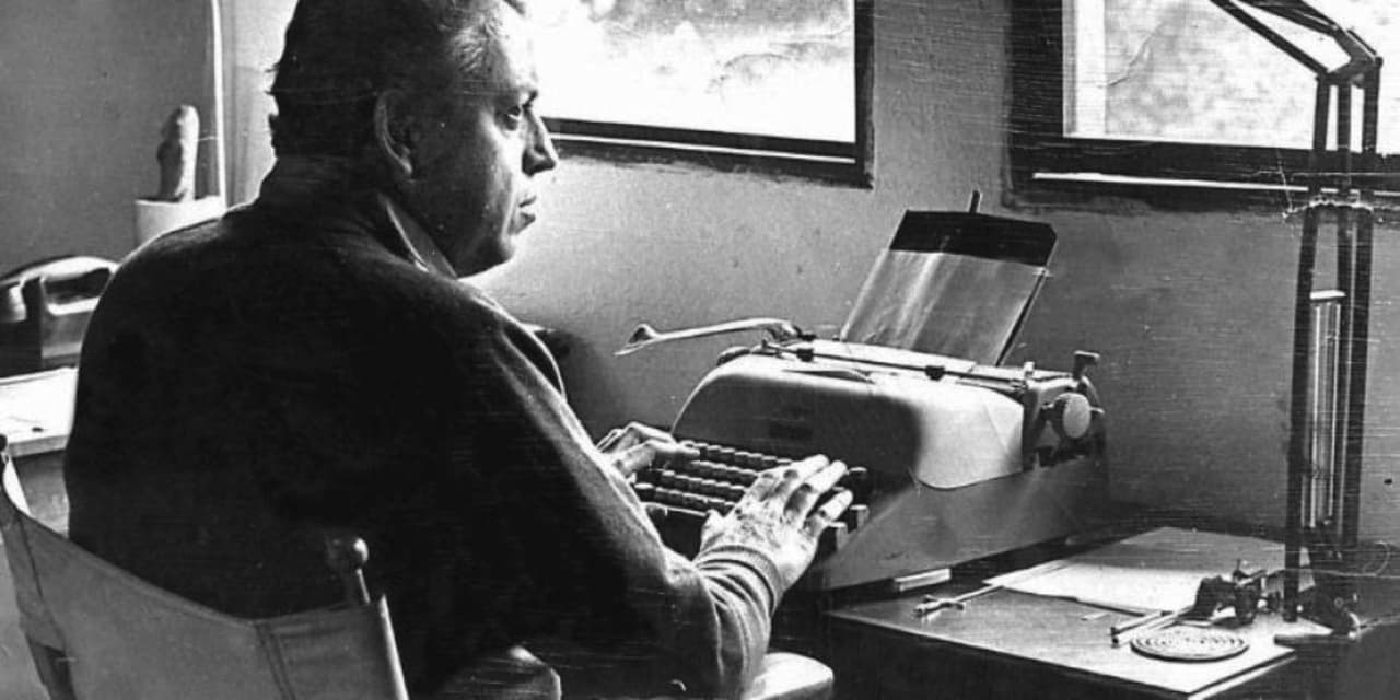 El escritor Jorge Ibargüengoitia frente a una máquina de escribir.
