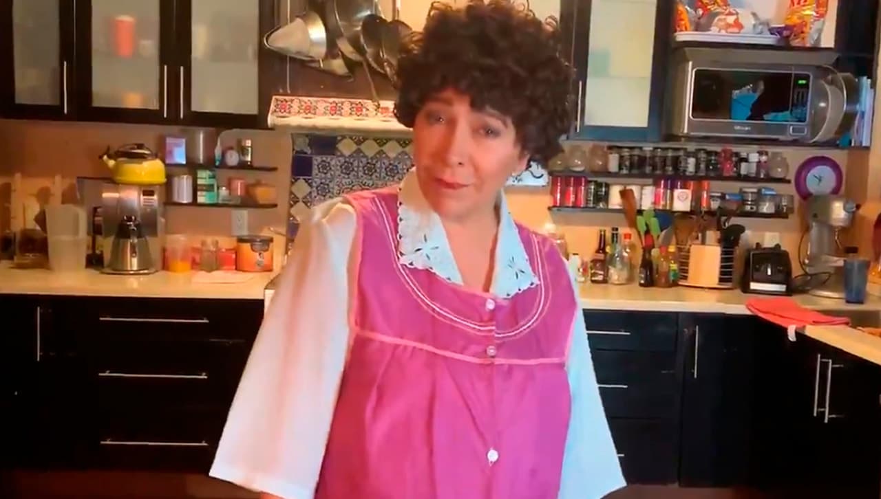 Doña Lucha enseñando a cocinar