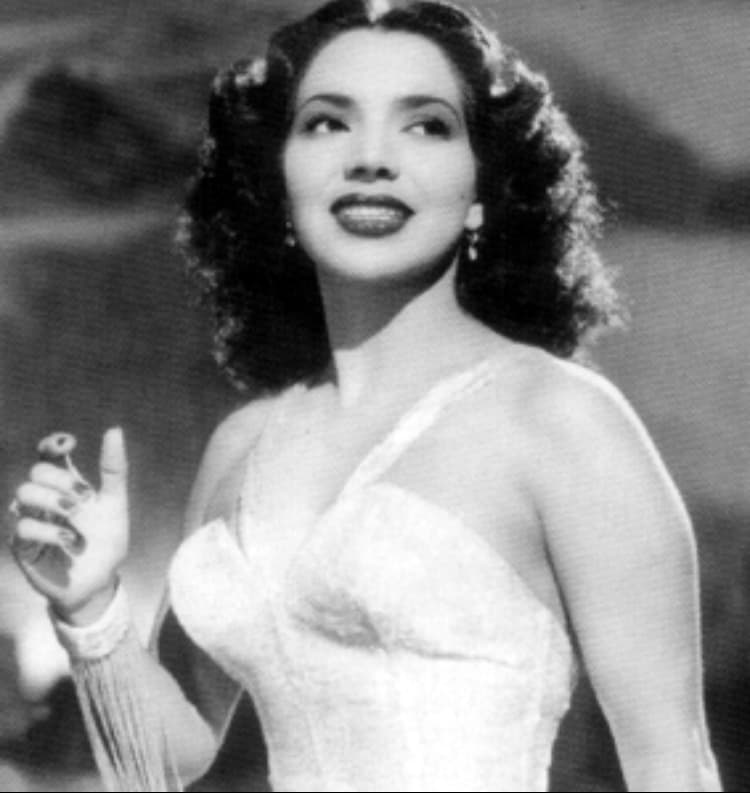 Pronto quedó claro que era más que una mujer sexy, y, por sus años en las carpas, funcionaba muy bien en la comedia.