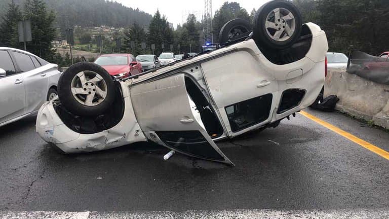 De panza quedó el auto de Roberto Tello