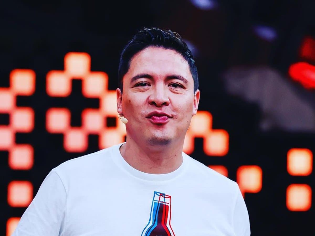 Todos recuerdan a Armando Hernández por Amarte Duele, pero es un regular en series de comedia y en Me Caigo de Risa. Actualmente tiene 38 años de edad.