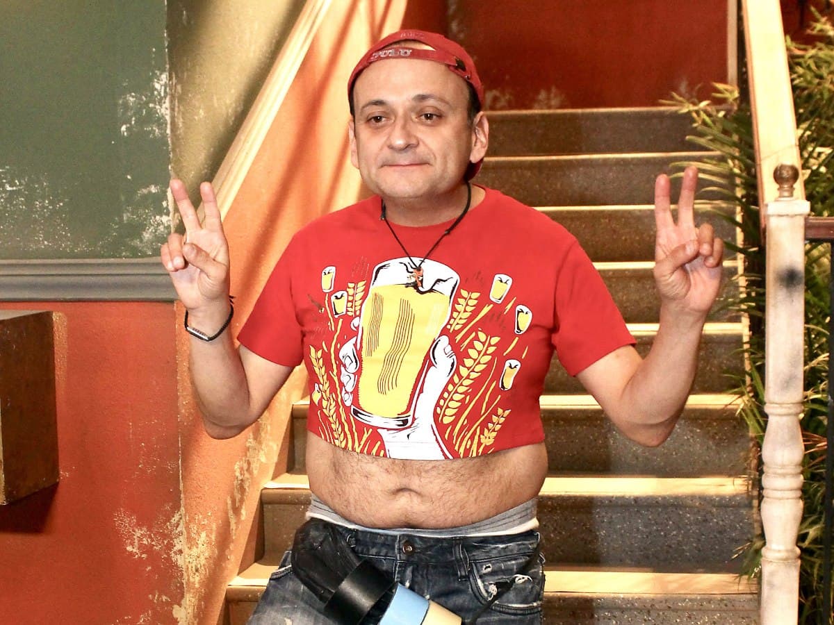 Lalo España en el set de Vecinos.