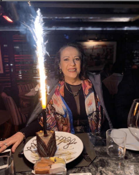 Nora Velázquez celebrando su cumpleaños número 65.