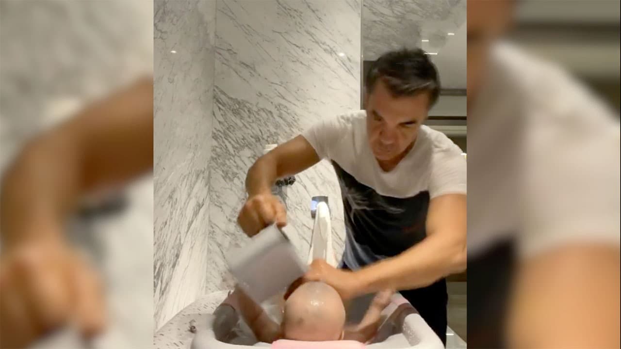 Adrián Uribe muestra sus habilidades como papá con tierno video