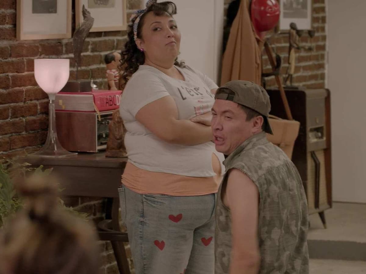 Toña y El Brayan en escena de 40 y 20.