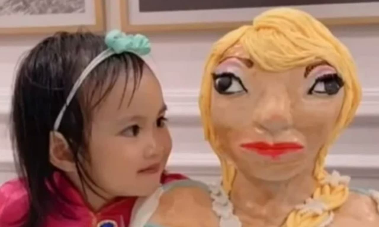 Viral: La imperdible reacción de una niña al ver su pastel de 'Frozen' mal hecho