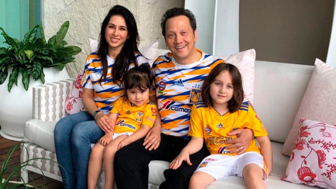 Rob Schneider con su esposa e hijas