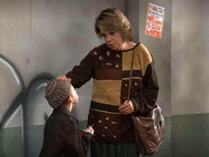 Liza Willert, famosa actriz de doblaje, realizó pequeños papeles dentro de la serie Vecinos, pero en 2009 la actriz falleció.