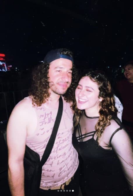 Una fan se toma foto con quien pensó era Luisito Comunica