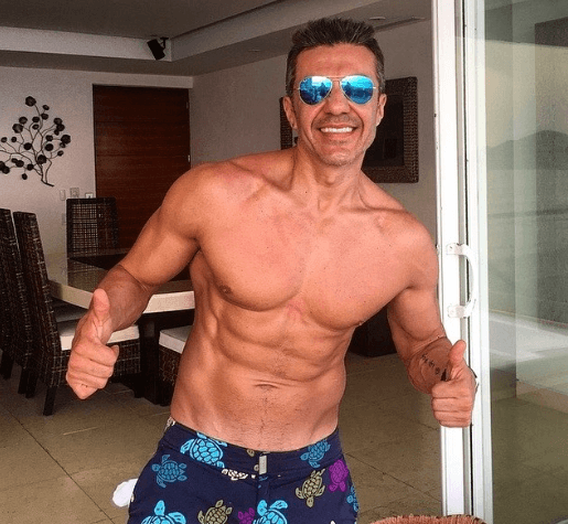 Adrián Uribe le entra duro al gimnasio. Tiene 48 años de edad.