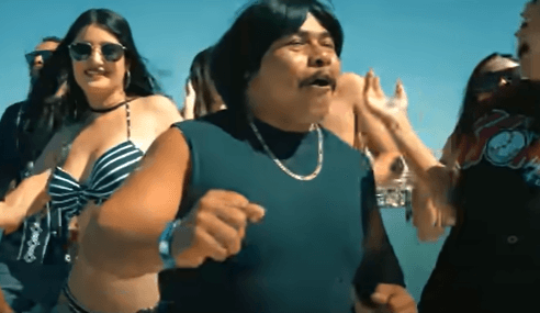 "Bailando, me paso el día bailando"