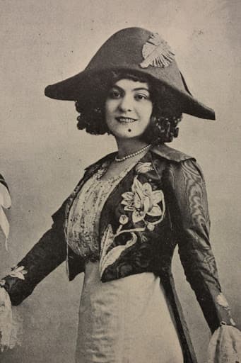 María Conesa, "La Gatita Blanca", nació en España, pero llegó a México siendo una niña y se convirtió en una estrella de la comedia a principios del siglo XX. En sus actos jugaba con el doble sentido, siendo la tiple cómica más importante en la era previa al cine.