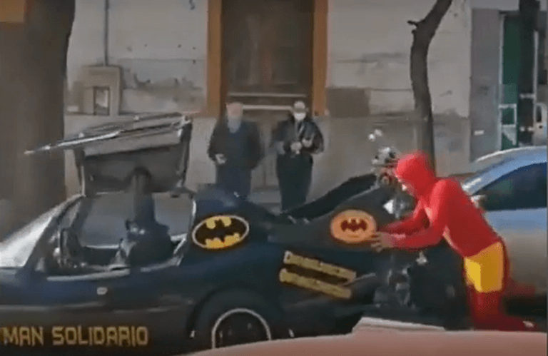 Se hizo viral el video del "Chapulin Colorado" empujando un Batimovil descompuesto