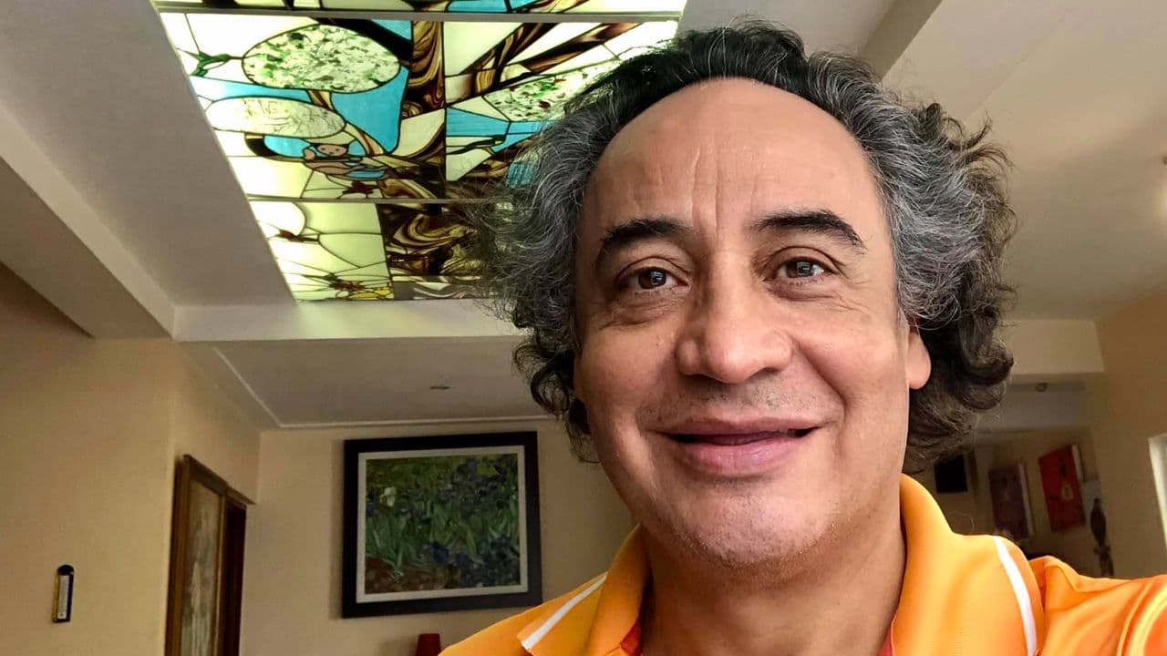 David Villalpando combina la actuación con la dirección de escena. Actualmente forma parte del equipo que trabaja detrás de cámaras de Una Familia de Diez.