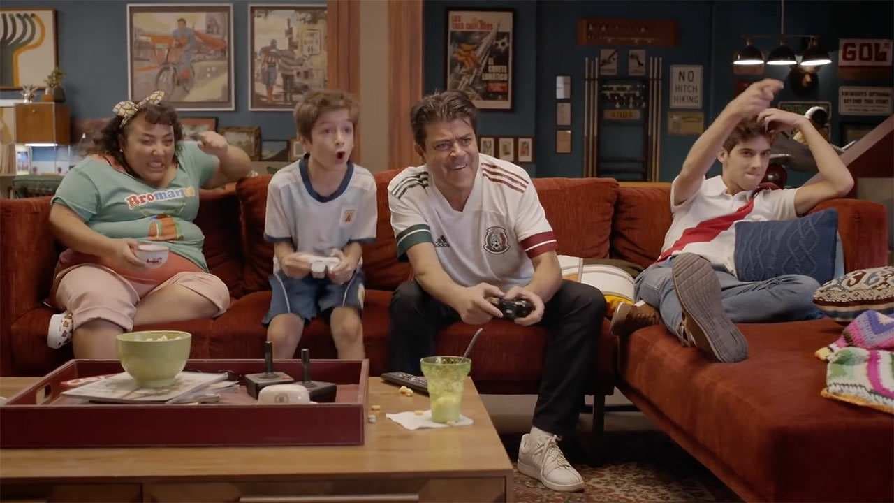 40 y 20: Paco es humillado en los videojuegos
