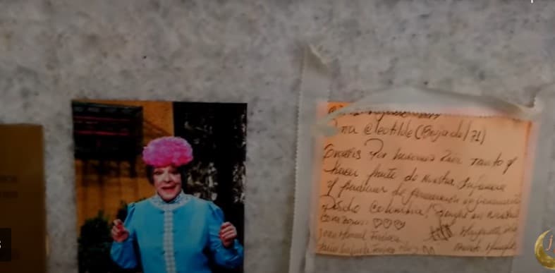 La tumba de La Bruja del 71 estpa cerca de la de Don Ramón.