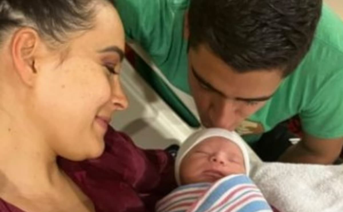 Gina Holguín tiene un bebé.