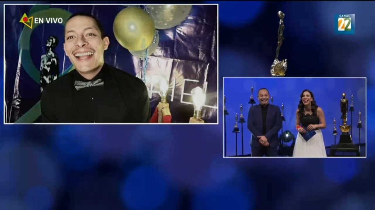 Luis Alberti hace divertida imitación del set de los premios Ariel en casa