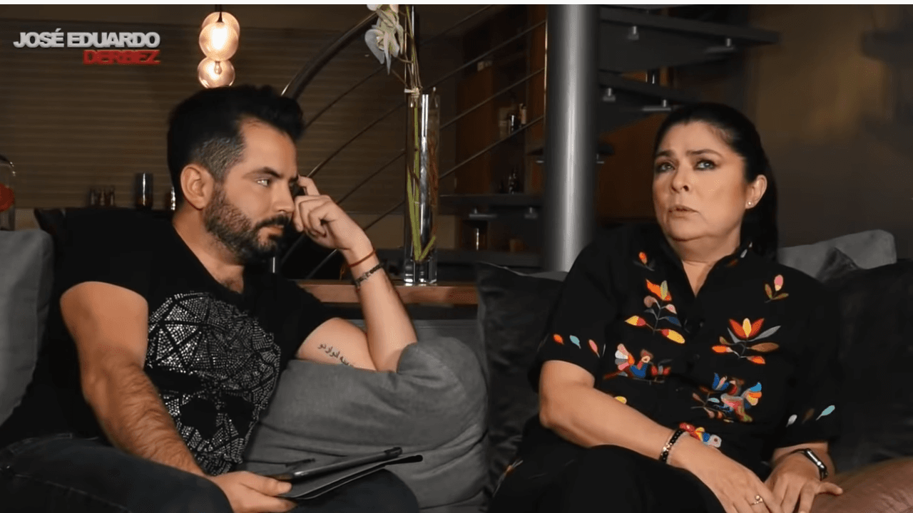 José Eduardo Derbez con su mamá