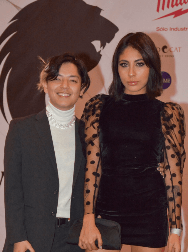 Ver su pelo de colores es una costumbre cada que se presenta en eventos. Aquí con su actual novia, Ale Estrada.