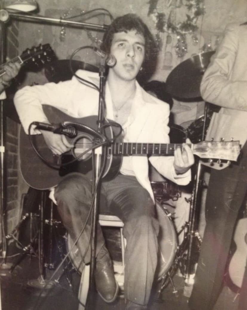 Gustavo-Mungia-cuando-tocaba-guitarra