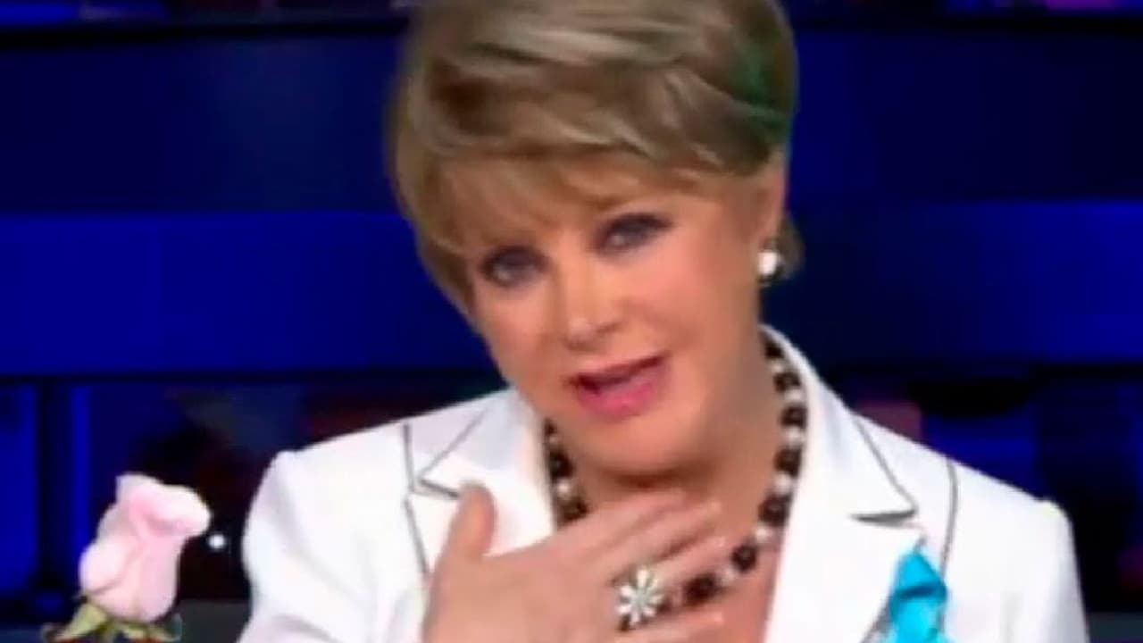 Lolita Ayala dando las noticias