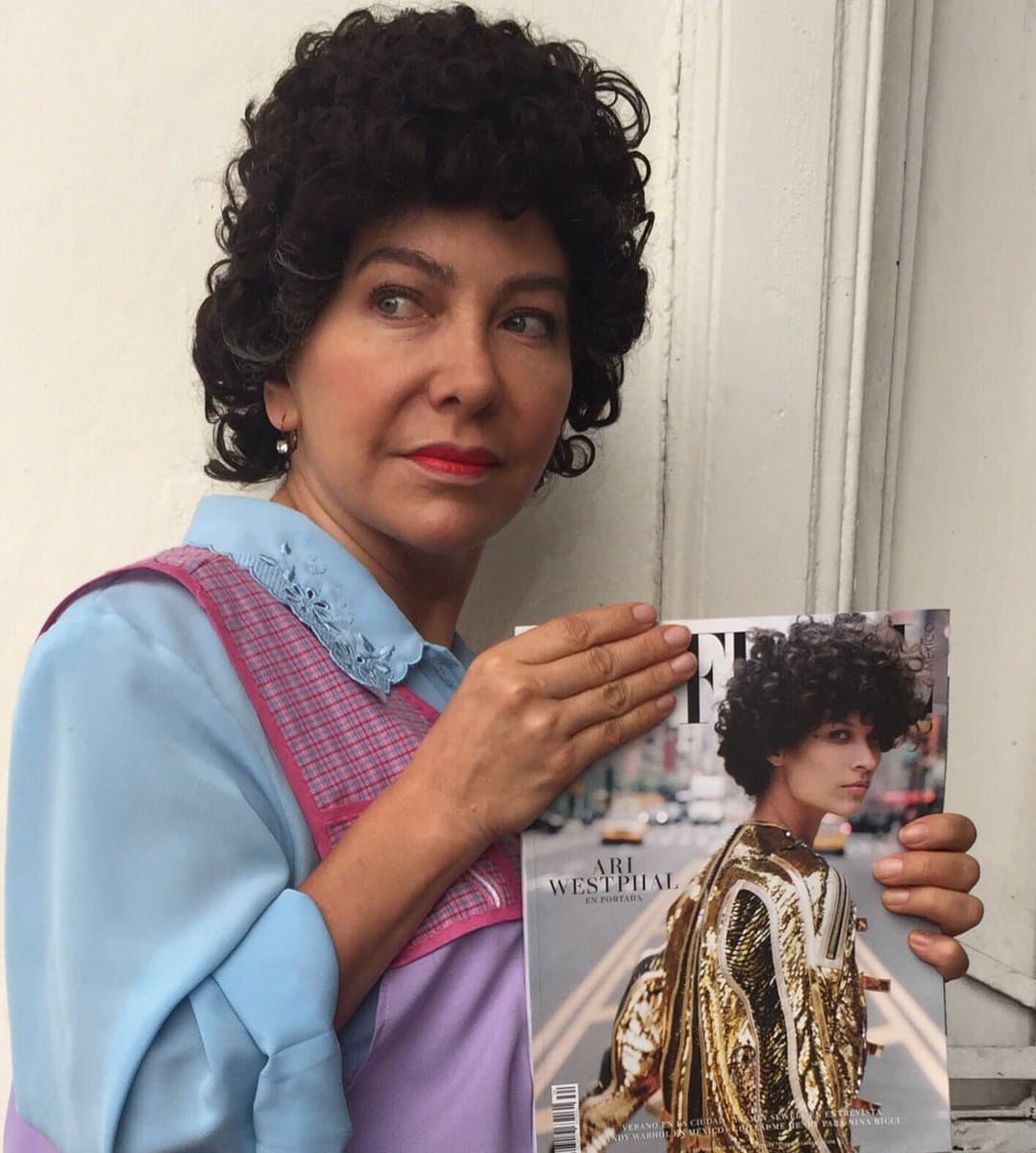 Mara Escalante tenía una larga carrera desde que egresó de la carrera de Teatro en la UNAM, pero su éxito llegó en el 2009, cuando se desenlató un programa que había filmado pero al que no le tenían mucha confianza. Hablamos de María de todos los Ángeles, una serie que se volvió increíblemente popular y relanzó hasta los primeros planos la carrera de Mara.