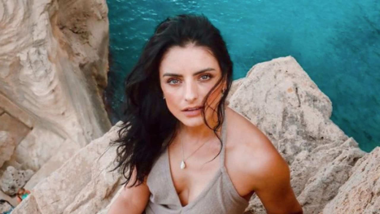 Aislinn Derbez supera sus nervios y se mete en una tina con hielos