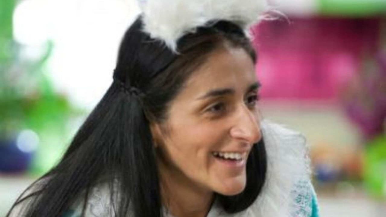 Influencer se disfraza de Excelsa y sorprende con su parecido