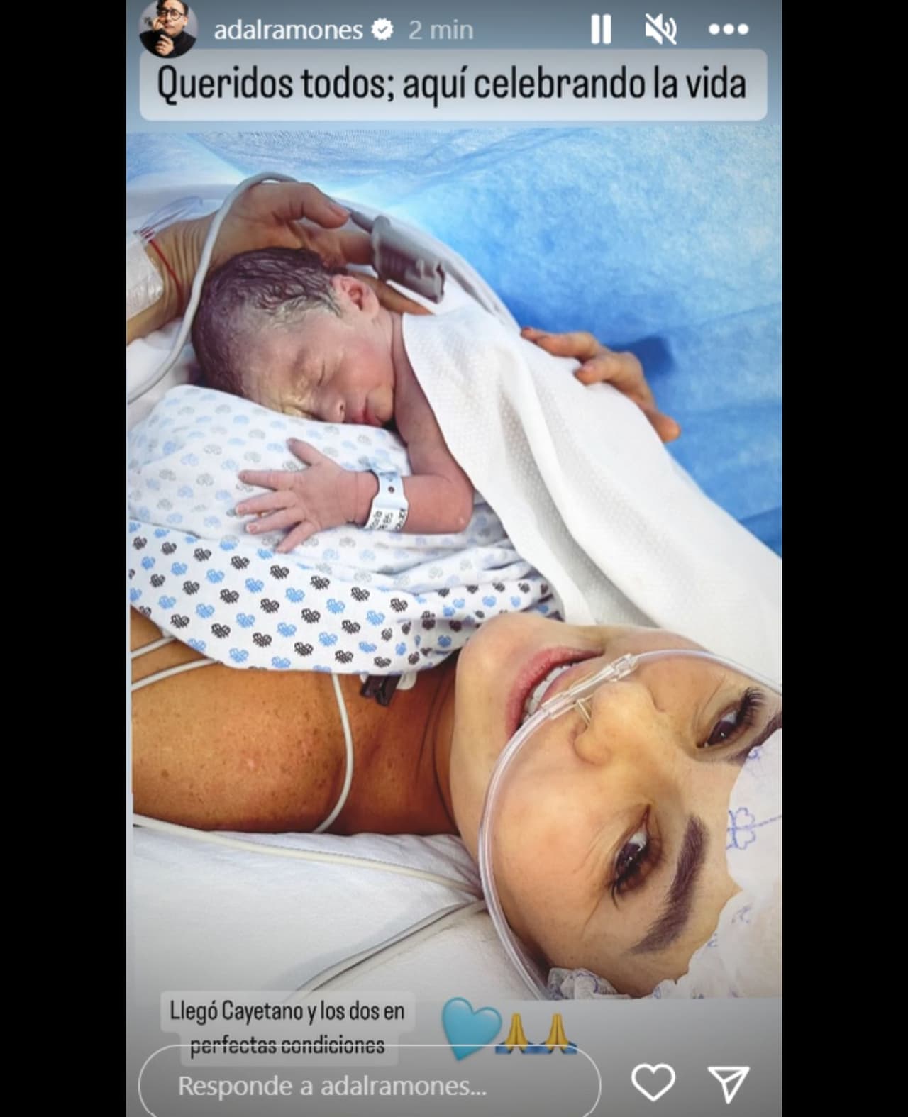 Adal Ramones compartió una fotografía de su bebé, Cayetano, con su esposa: Karla de la Mora.